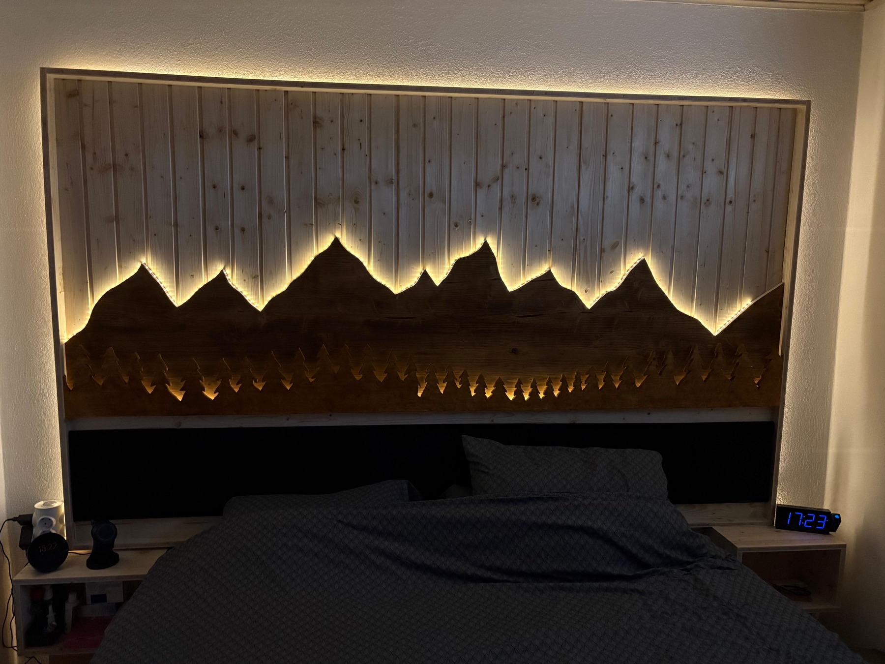 Massivholz-Bett-Kopfteil mit Berglandschaft-Silhouette und LED