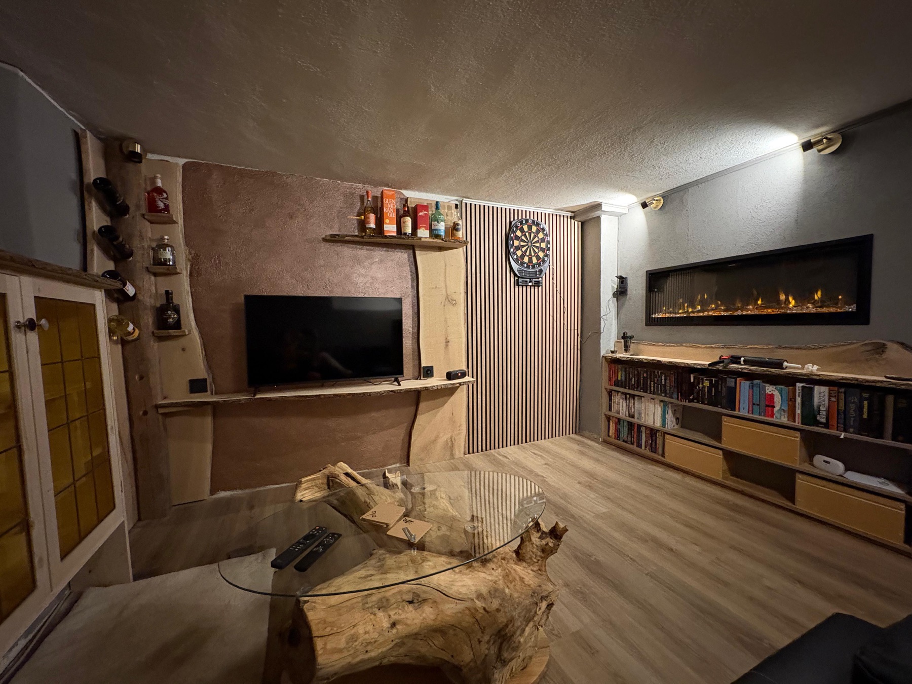 Privater Hobbyraum mit Bar, Dartscheibe und elektrischem Kamin