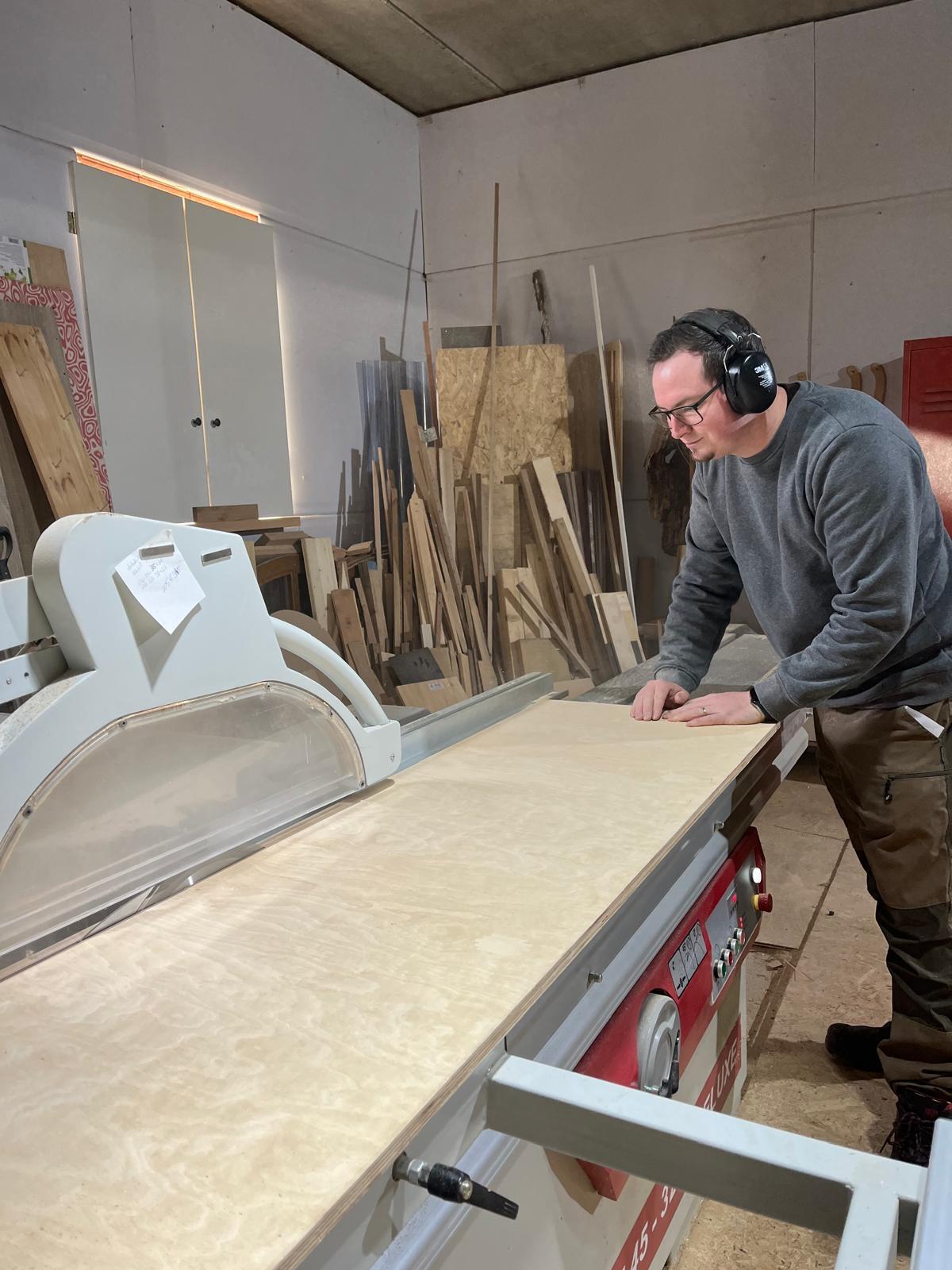 Daniel Henkel an der Formatkreissäge in der Werkstatt Regenstauf
